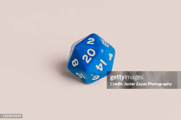 20 sided role playing game dice on pastel background - rpg stock-fotos und bilder