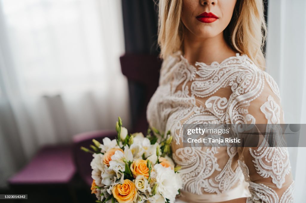 Portrait de belle jeune mariée à l’intérieur