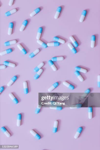 capsule pills on pink background - prozac stockfoto's en -beelden