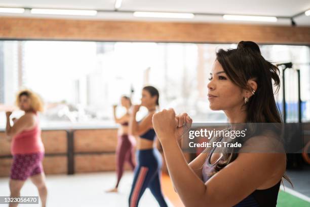 donne che lottano insieme in palestra - autodifesa foto e immagini stock