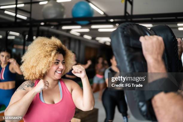 woman on boxing training with fitness instructor - zelfverdediging stockfoto's en -beelden