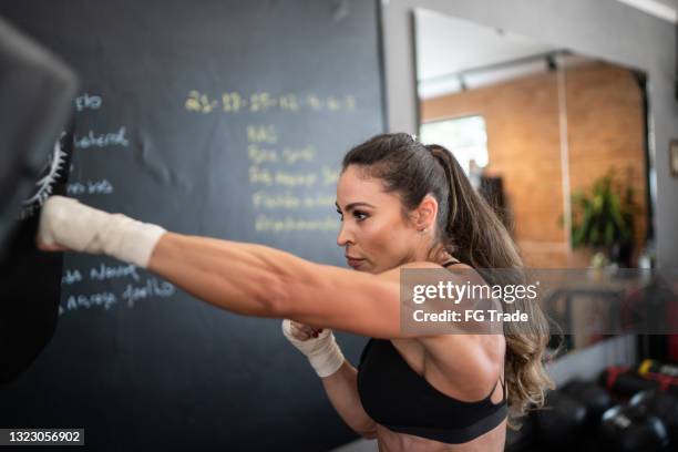 ジムで練習する自信に満ちた女性ボクサー - boxing womens ストックフォトと画像