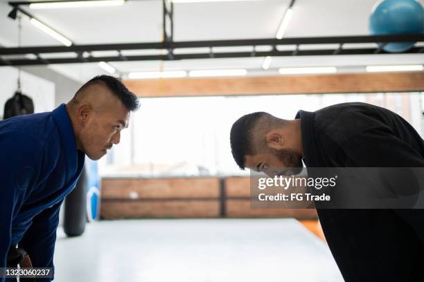 dos hombres inclinándose antes del partido de judo - showing respect fotografías e imágenes de stock