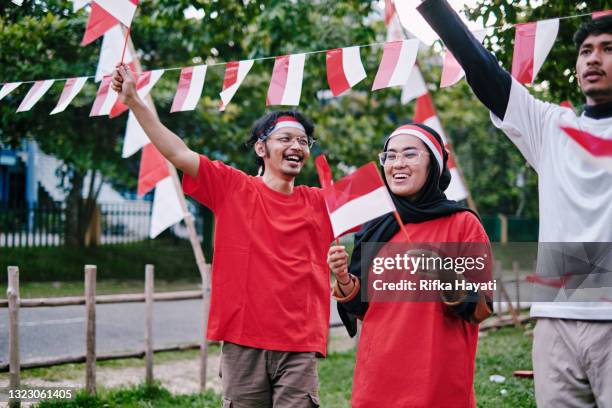 el pueblo indonesio celebra el día de la independencia de indonesia - bandera indonesia fotografías e imágenes de stock