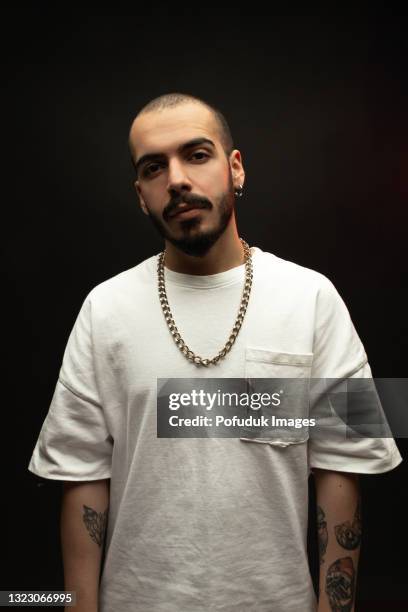 portrait of cool rapper - nas rapper imagens e fotografias de stock