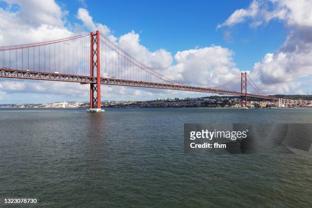 ponte 25 de abril (bridge of april 25) - lisbon, portugal - 25 de abril bridge stockfoto's en -beelden
