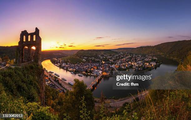 traben-trarbach panorama at sunset (rhineland-palatinate, germany) - fluss mosel stock-fotos und bilder