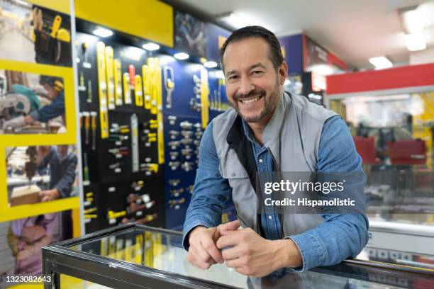 heureux vendeur travaillant derrière le comptoir dans une quincaillerie - shop seller photos et images de collection