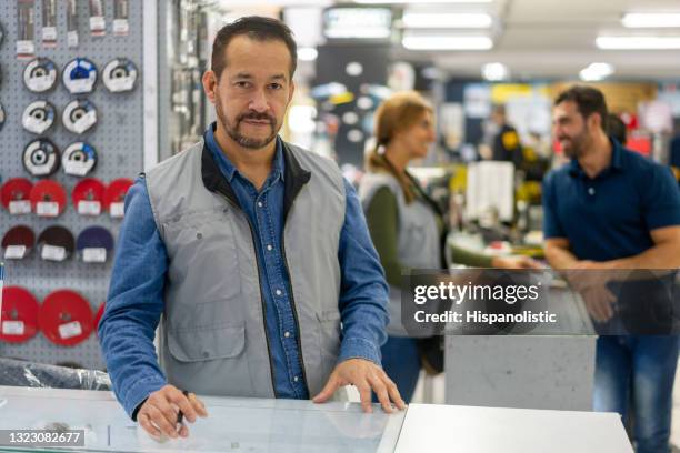 vendedor que trabaja detrás del mostrador en una ferretería - hardware store fotografías e imágenes de stock