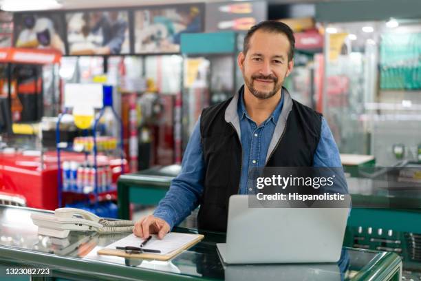 business manager freut sich bei der arbeit in einem baumarkt - einzelhandel portrait stock-fotos und bilder