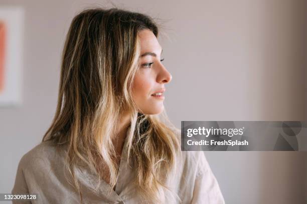 ritratto di donna d'affari sorridente che guarda lontano - profilo vista laterale foto e immagini stock