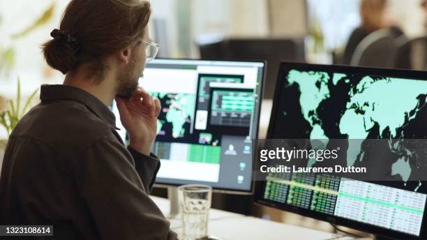 global data office screens - globaal stockfoto's en -beelden
