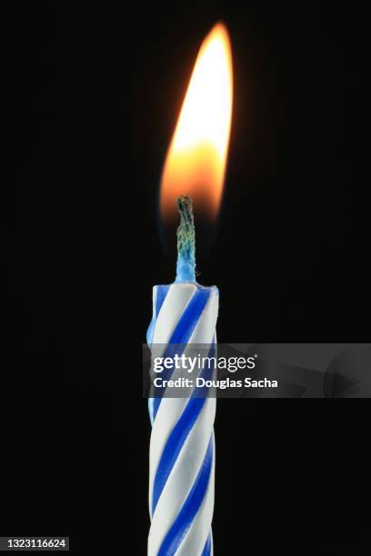 burning candle on a black background - verjaardagskaars stockfoto's en -beelden