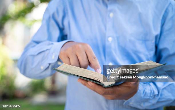 young christian man reading bible - commission vérité et réconciliation photos et images de collection
