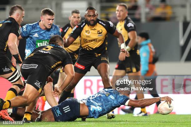 Hoskins Sotutu of the Blues scores a try during the round five Super Rugby Trans-Tasman match between the Blues and the Western Force at Eden Park on...
