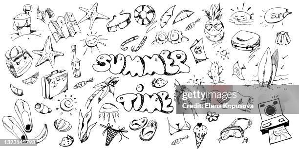 ilustraciones, imágenes clip art, dibujos animados e iconos de stock de conjunto de dibujos veraniegos a mano sobre un fondo blanco aislado. folleto creativo o cartel. - bolsa de playa