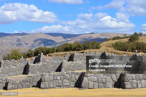 fortress walls of the inca ruins sacsayhuaman, cusco, peru - bezirk cuzco stock-fotos und bilder