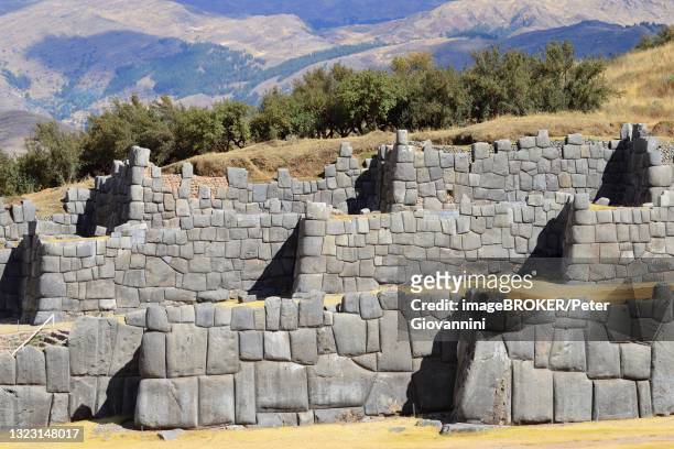 fortress walls of the inca ruins sacsayhuaman, cusco, peru - bezirk cuzco stock-fotos und bilder