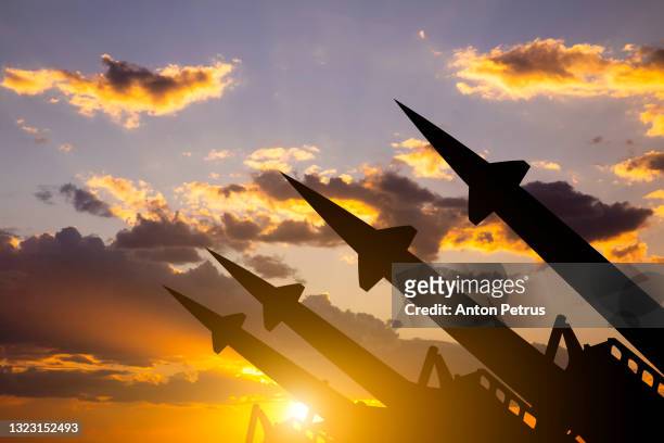 anti-aircraft missile system on the background of sunset sky - conflict photos et images de collection