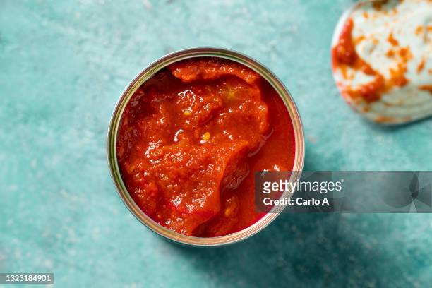 tomato sauce in a can - tomatensoße stock-fotos und bilder