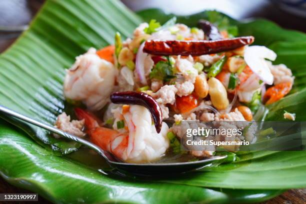 würziger glasnudelsalat mit thailändischem essen - thai food stock-fotos und bilder