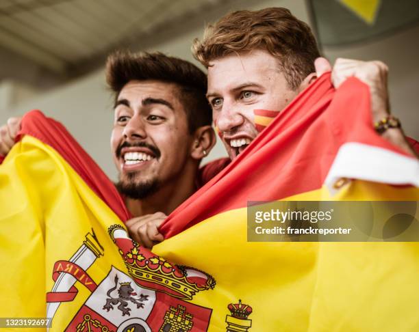 spanische anhänger mit dem megaphon - football for hope stock-fotos und bilder
