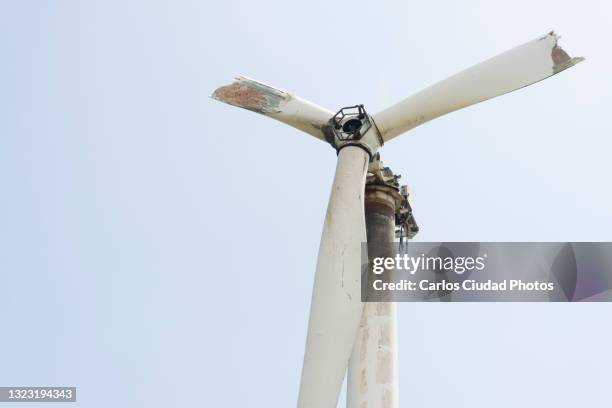 detail of broken wind turbine - schlechte luft stock-fotos und bilder