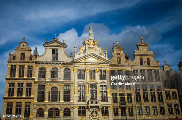 belgien brüssel grand place - royal palace brussels stock-fotos und bilder