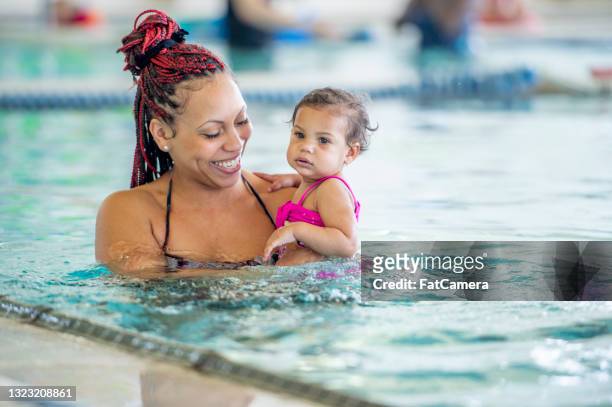 mama und ich schwimmkurs - babyschwimmen stock-fotos und bilder