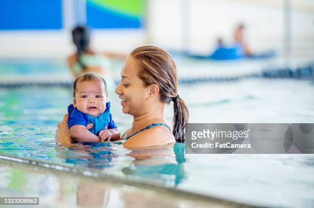 mommy and me swimming class - mother and baby taking a bath stock pictures, royalty-free photos & images