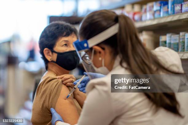 pharmacy vaccination - pharmacy vaccination stock pictures, royalty-free photos & images