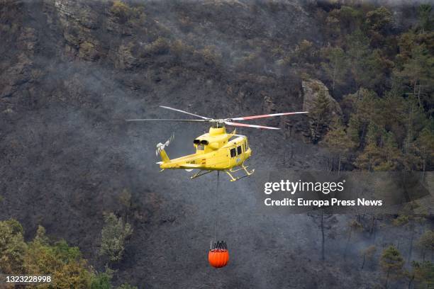 Crews work to extinguish the forest fire that originated yesterday morning near the town of Ferreiros de Abaixo, in the municipality of Folgoso do...