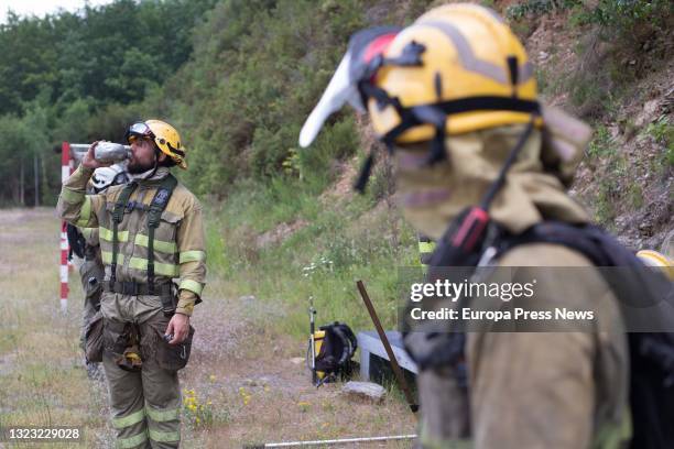 Crews work to extinguish the forest fire that originated yesterday morning near the town of Ferreiros de Abaixo, in the municipality of Folgoso do...