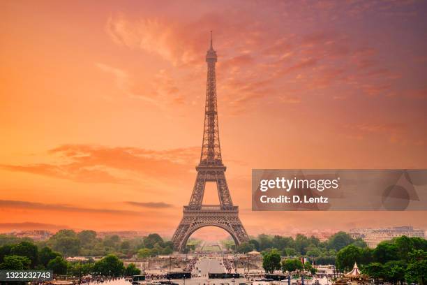 eiffel tower sunset from the trocadéro - eiffel tower at night stock pictures, royalty-free photos & images