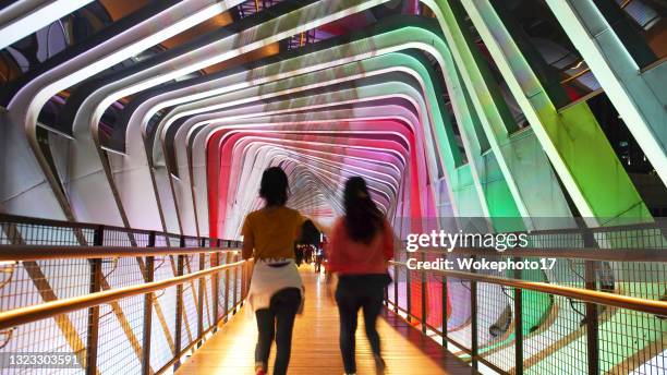 modern pedestrian bridge - jakarta stock-fotos und bilder