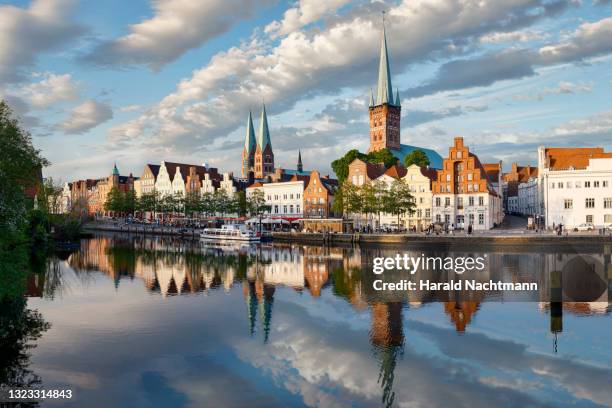 old town and river trave, lübeck, schleswig-holstein, germany - lübeck foto e immagini stock