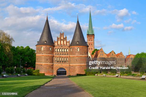 view to city gate, lübeck, schleswig-holstein, germany - holstentor stock-fotos und bilder