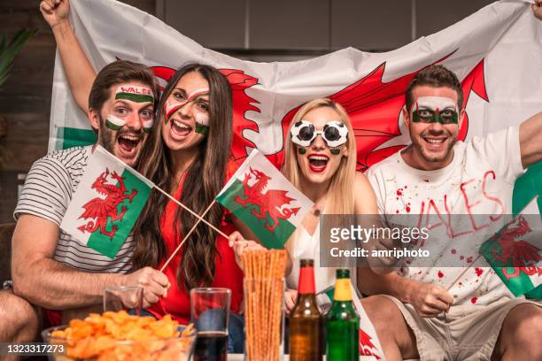 體育迷為威爾士在主場觀看國際多體育直播活動歡呼 - football body paint 個照片及圖片檔