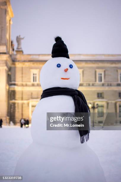 muñeco de nieve en madrid - muñeco stock-fotos und bilder