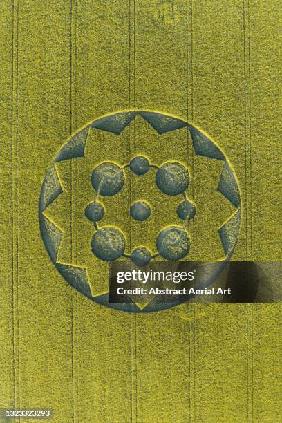 aerial shot directly above a newly formed crop circle, england, united kingdom - círculo nas plantações - fotografias e filmes do acervo