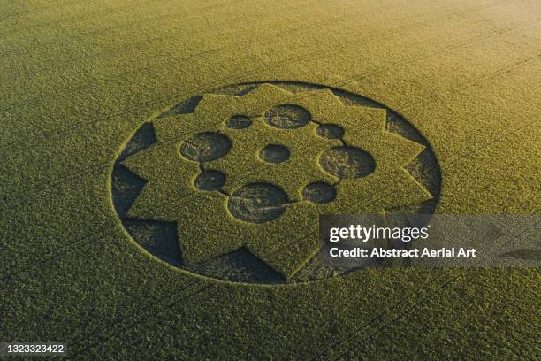 aerial perspective showing a crop circle in a field, england, united kingdom - graancirkel stockfoto's en -beelden