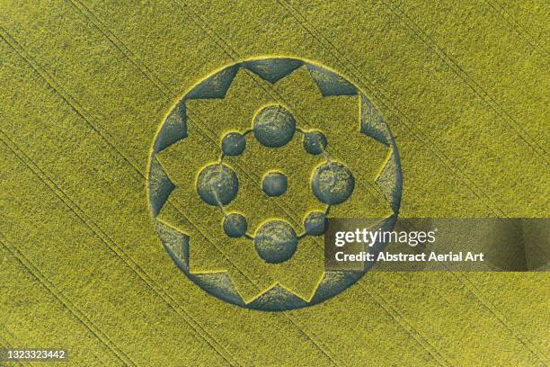 drone shot looking down on a crop circle, england, united kingdom - kornkreis stock-fotos und bilder