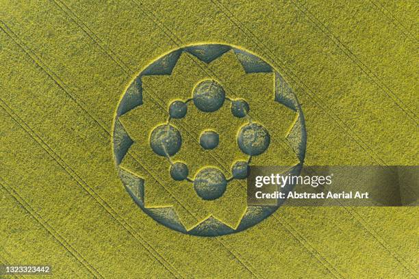 drone shot looking down on a crop circle, england, united kingdom - graancirkel stockfoto's en -beelden