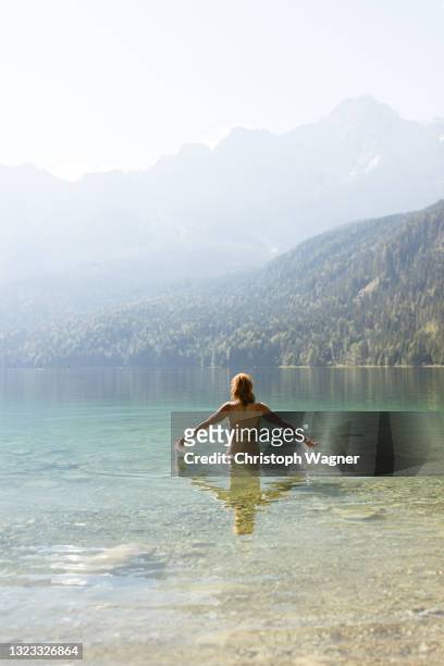 frau in den bergen (eibsee) - zugspitze stock pictures, royalty-free photos & images