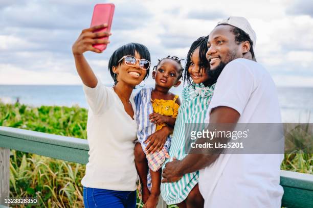 nette afro karibik familie machen ein selfie zusammen im freien - afro caribbean and american stock-fotos und bilder