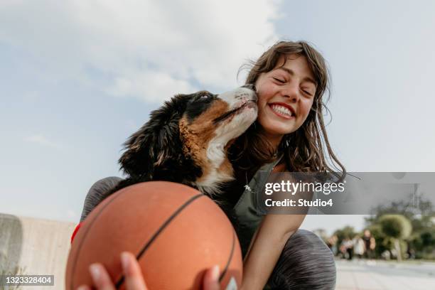 thank you for the kiss my dog - lamber imagens e fotografias de stock