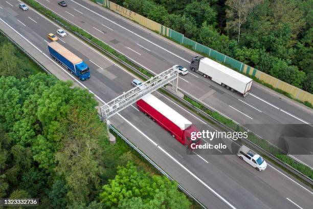 het tolsysteem van de vrachtwagen op weg - controlebrug, luchtmening - cockpit voice recorder stockfoto's en -beelden