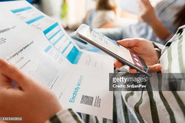 side view of an unrecognizable person using a smartphone for scanning the qr code and paying the bill - digital payment imagens e fotografias de stock