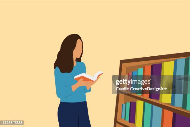 stockillustraties, clipart, cartoons en iconen met jonge vrouw die en boek in de bibliotheek of in de boekhandel kiest leest leest - bookstand