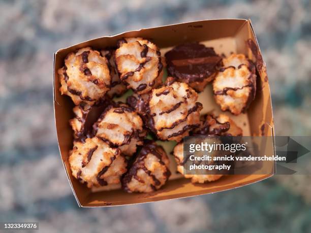 coconut macaroons - coconut biscuits stockfoto's en -beelden